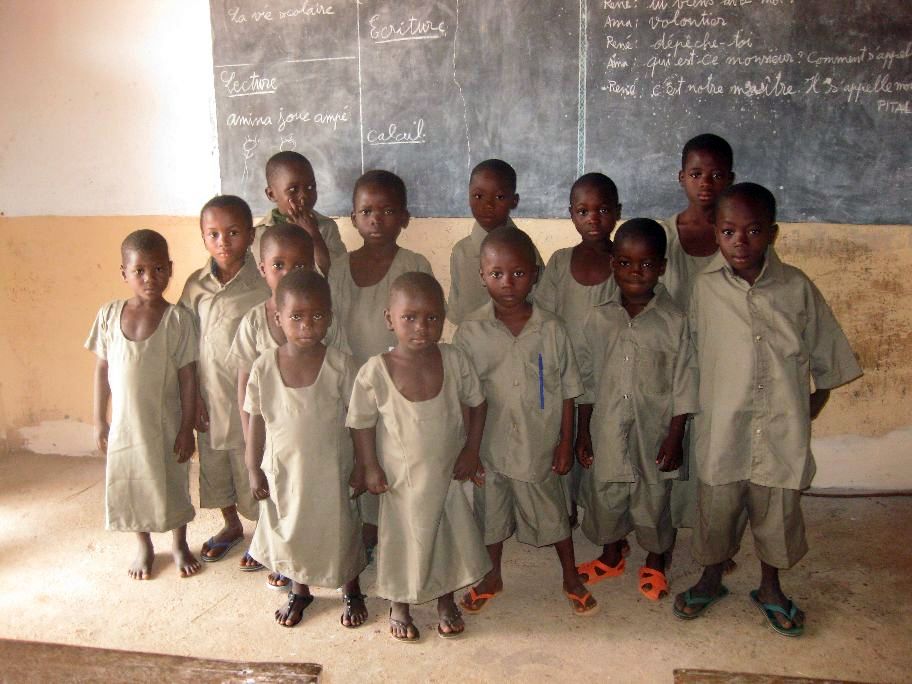 Kinder der Klasse 1/2 in ihrer ersten Schulkleidung